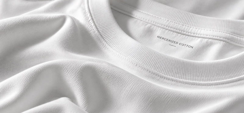 Gros plan sur le col et la texture d’un t-shirt blanc en coton mercerisé